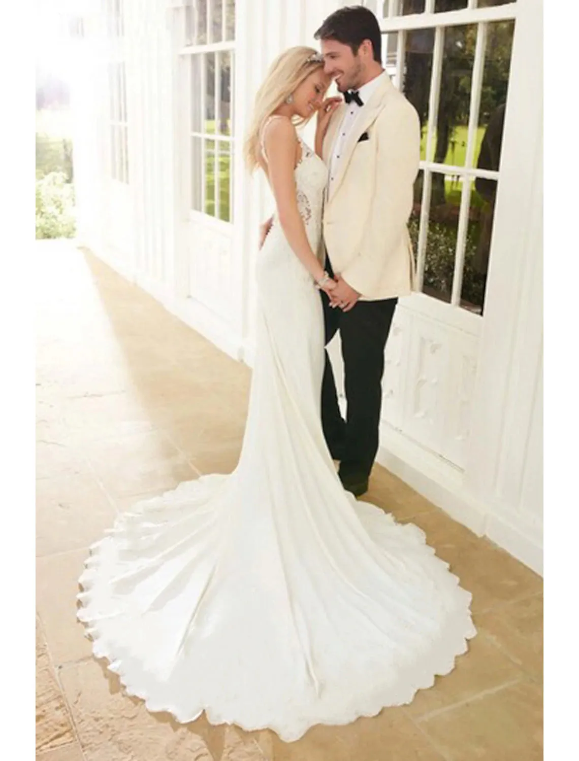 Luolandi Engagement Open Back Sexy Formal Wedding Dresses Mermaid / Trumpet V Neck Sleeveless Chapel Train Lace Bridal Gowns